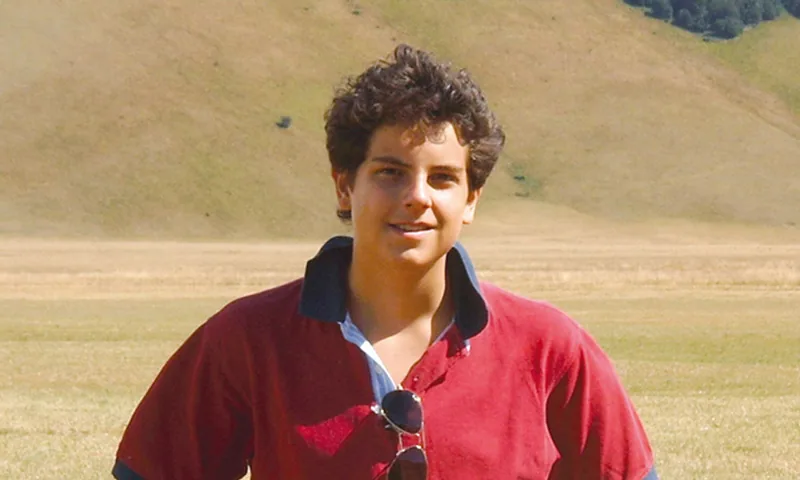 São Carlo Acutis, em retrato de meio corpo